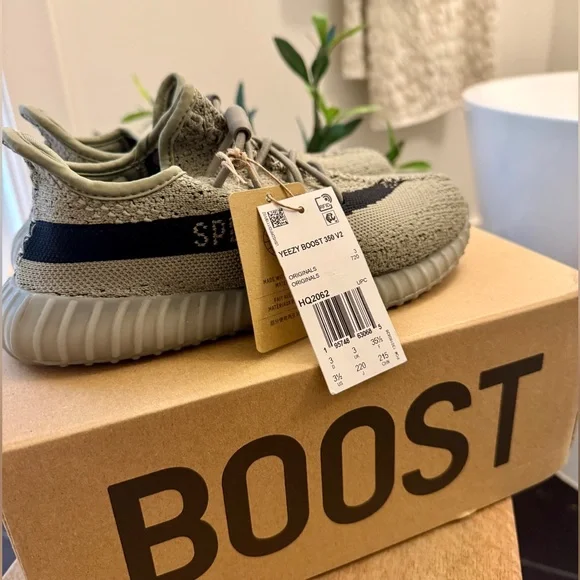 Adidas Yeezy 350 boost kids size 3 1/2. With box and tags. Like new